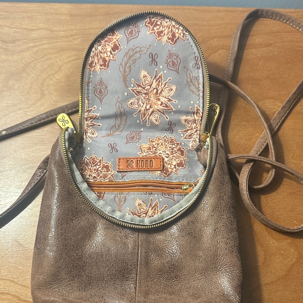 Hobo Taupe Leather Crossbody Bag brass zipper - Picture 4 of 4